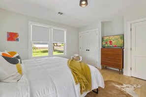 3 bedrooms, iron/ironing board, WiFi, bed sheets - Eclectic Retreat, Downtown Bentonville (Bentonville)