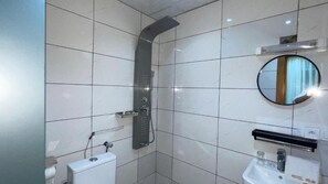 Standaard tweepersoonskamer, balkon, uitzicht op stad | Badkamer | Een douche, gratis toiletartikelen, handdoeken, zeep