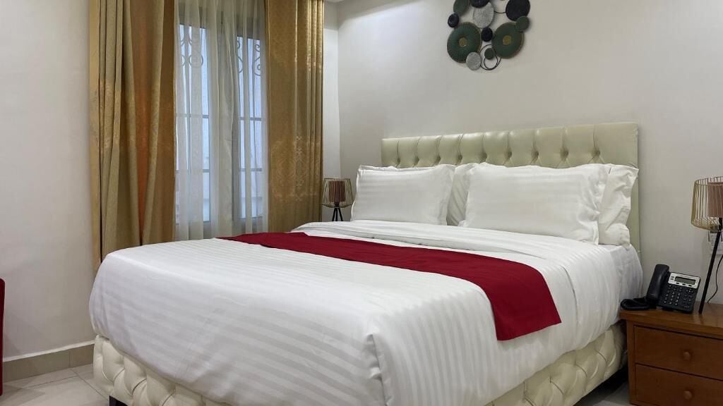 Habitación doble Confort, balcón, vista a la ciudad | Espacio para trabajar con laptop y wifi gratis 