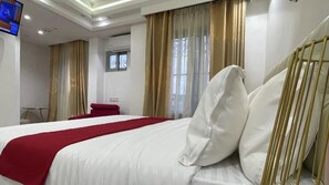 Kahden hengen comfort-huone, parveke, kaupunkinäköala | Kannettavalle tietokoneelle sopiva työtila, ilmainen Wi-Fi