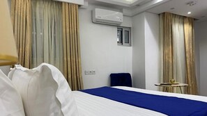 Quarto casal standard, sacada, vista para a cidade | Espaço de trabalho para notebook, Wi-Fi de cortesia