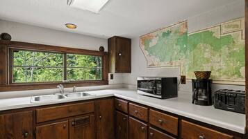 Oven, stovetop, coffee/tea maker, toaster