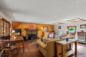 Smart TV, fireplace - Cabin On The River, Pet-Friendly, Great Fishing! (Durango)