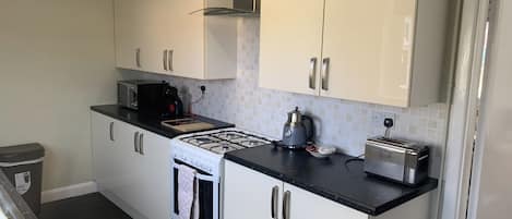 Maison, 3 chambres | Cuisine privée | Réfrigérateur grande capacité avec congélateur, four à micro-ondes