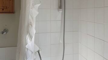 House, 3 Bedrooms | Bathroom | Combined shower/bathtub, free toiletries, towels, soap