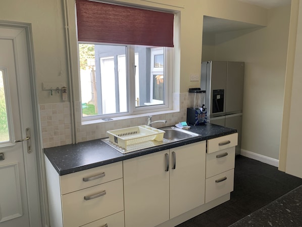 House, 3 Bedrooms | Private kitchen | Full-size fridge, microwave, oven, stovetop