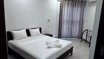 Kamar Double Standar, 1 Tempat Tidur Queen | Meja kerja, ruang kerja ramah laptop, dan kedap suara