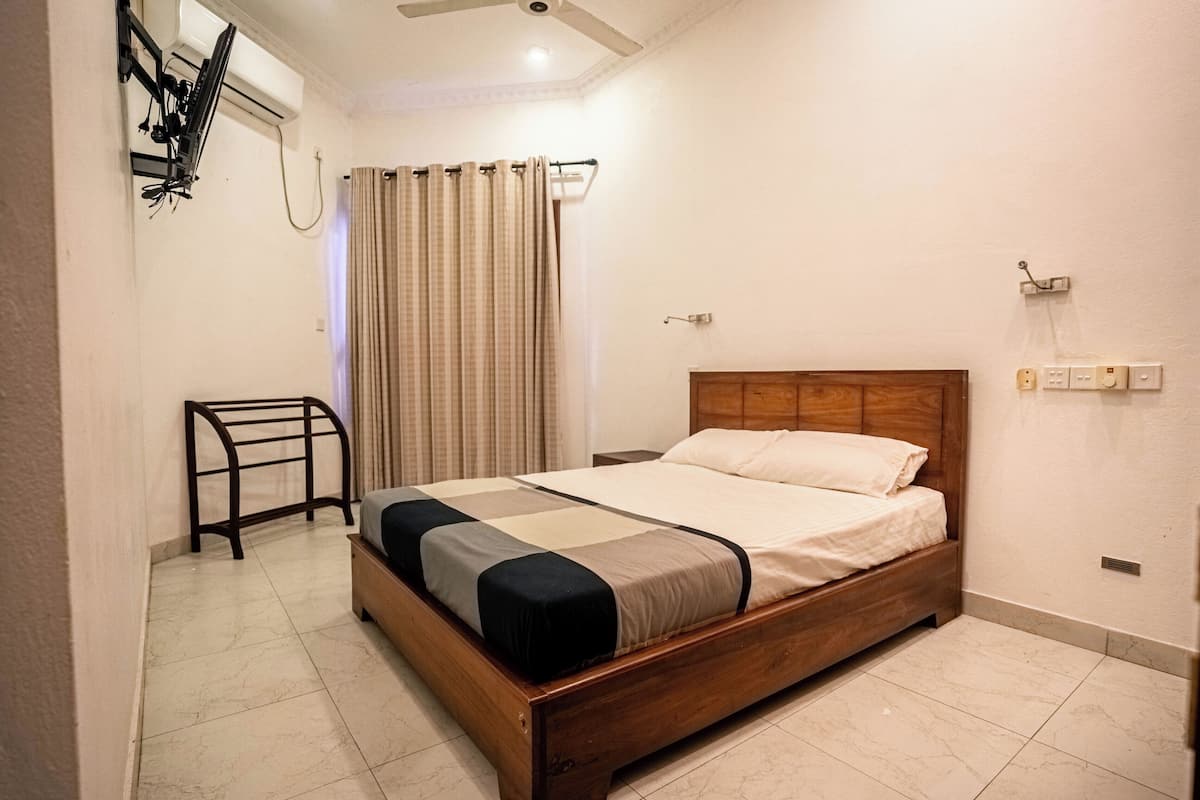 Desk, laptop workspace, iron/ironing board, free WiFi