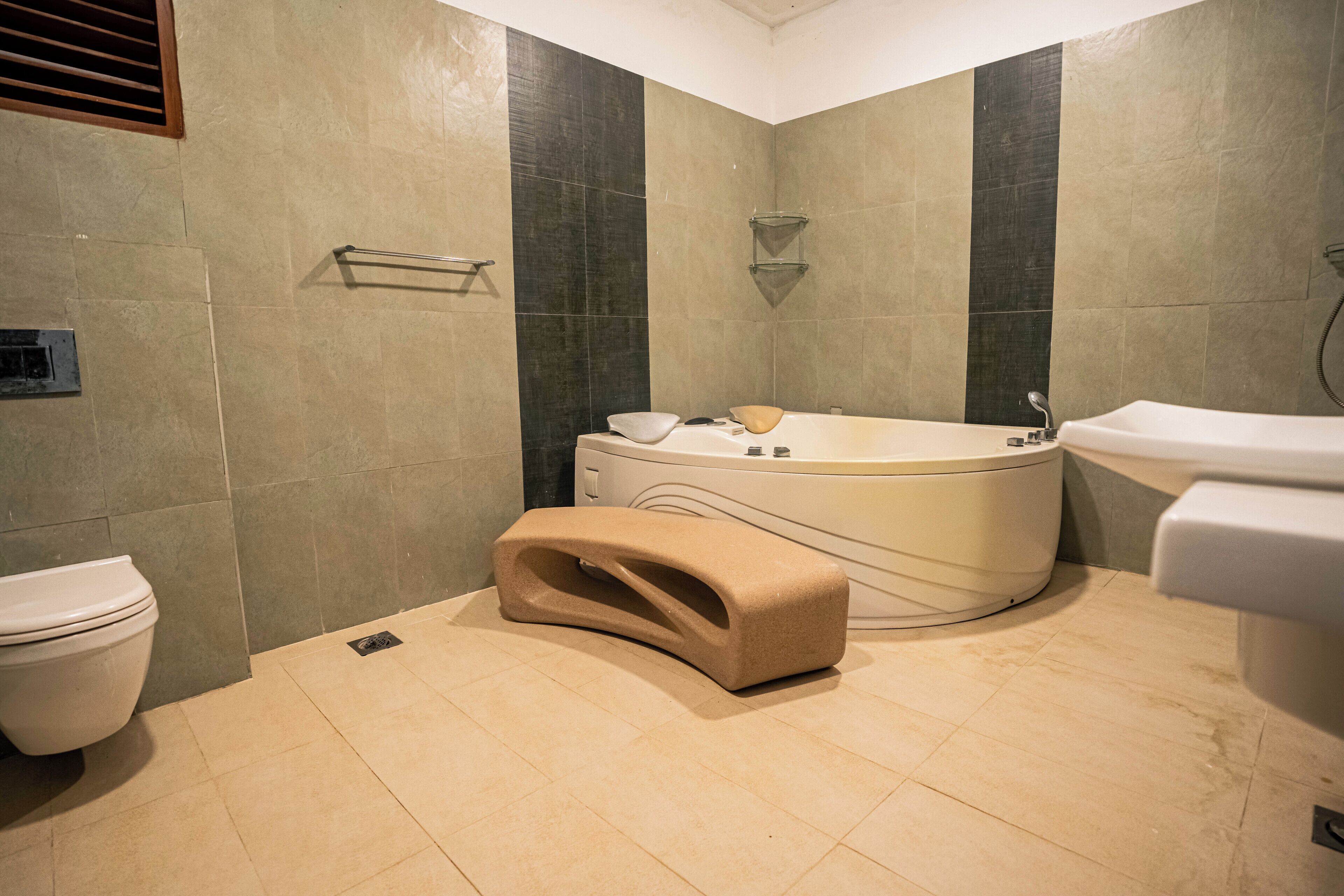 Un baño moderno con bañera, inodoro y lavabo.