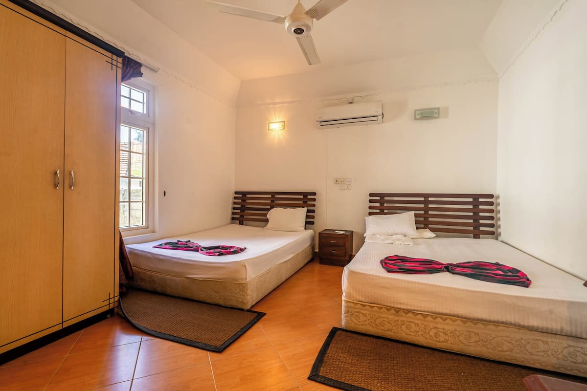 Desk, laptop workspace, iron/ironing board, free WiFi