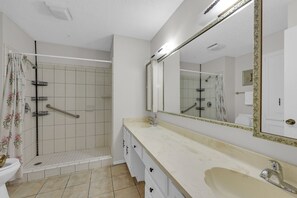 Douche, sèche-cheveux, serviettes fournies, savon