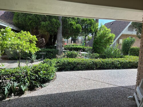 Cute, Comfy & Walkable 2/2 Condo Central McAllen