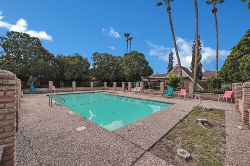 Cute, Comfy & Walkable 2/2 Condo Central McAllen