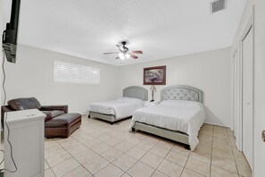 2 bedrooms, iron/ironing board, free WiFi, bed sheets