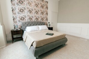 Tabla de planchar con plancha, wifi y ropa de cama 