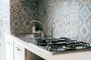 Refrigerador, microondas, placa de cocina, lavavajillas