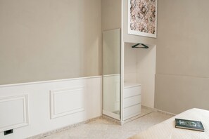 1 bedroom, iron/ironing board, free WiFi, bed sheets - [TWO STEPS FROM PORT ] THE HOUSES OF THE ROSE FAST Wi-Fi free (Lazio)