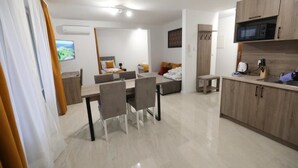A modern apartment with a dining area, kitchen, and living space. - Apartamenty Kościuszki 30 Zabrze (Zabrze)