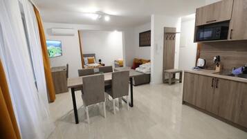 Laptop workspace, iron/ironing board, free WiFi, bed sheets
