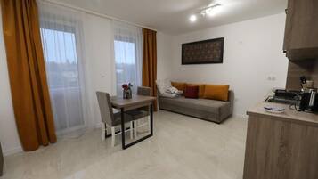 Ruang kerja ramah laptop, setrika/meja setrika, dan Wi-Fi gratis