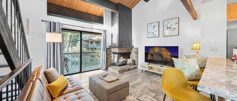 Apartment, Mehrere Betten, Terrasse, Bergblick (Kingswood Village Escape) | Wohnbereich | 42-Zoll-Flachbildfernseher mit Digitalempfang, Kamin