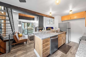 Condo, Plusieurs lits, patio, vue sur la montagne (Kingswood Village Escape) | Intérieur