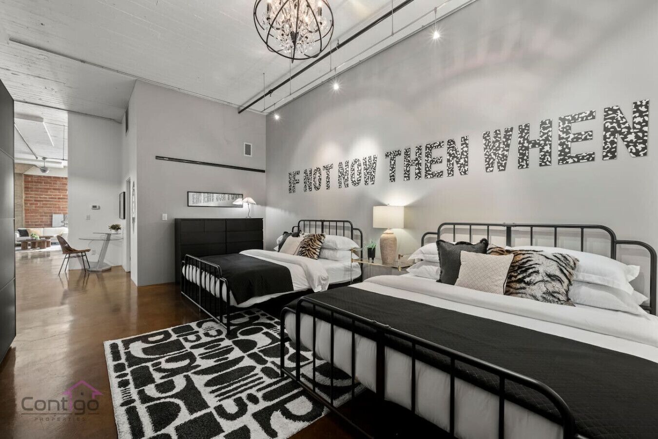 1 室のベッドルーム、デスク、アイロン / アイロン台、旅行用ベビーベッド