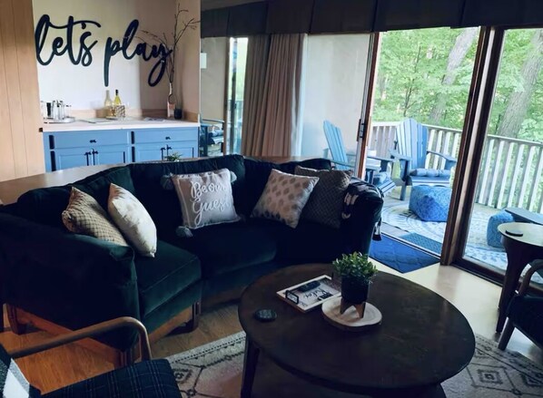 Living area - Stylish/Spacious/Comfy Retreat: Golf-ski-swim-hike. 2 Suites/4 beds/3 bathrooms. (Bellaire)