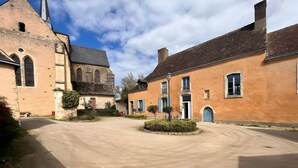 Eine ruhige Straße mit historischen Gebäuden, einer Kirche und einem kleinen Kreisverkehr.