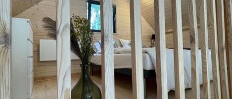 2 habitaciones, escritorio y ropa de cama