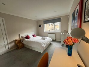 4 bedrooms, iron/ironing board, free WiFi, bed sheets - 4-bed Seaside Dream House - Sleeps 8 & Parking (Dundee)