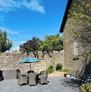 Outdoor dining - 4-bed Seaside Dream House - Sleeps 8 & Parking (Dundee)