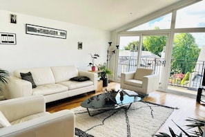 TV - 4-bed Seaside Dream House - Sleeps 8 & Parking (Dundee)