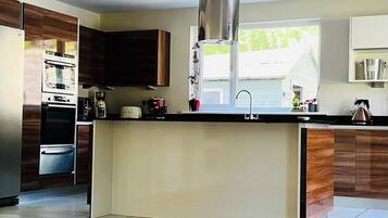 Geladeira, micro-ondas, fogão, cooktop