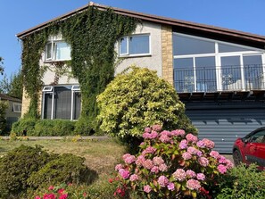 Exterior - 4-bed Seaside Dream House - Sleeps 8 & Parking (Dundee)