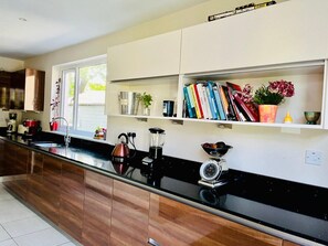 Fridge, microwave, oven, stovetop - 4-bed Seaside Dream House - Sleeps 8 & Parking (Dundee)