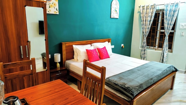 Superior Single Room, Balcony, Pool View | Soundproofing, free WiFi