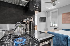 Een koelkast, een magnetron, een oven, een kookplaat