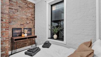 2 bedrooms, desk, iron/ironing board, WiFi