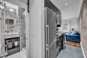 Interior - Stylish 3BR-2BA in Gramercy -Modern & Central (New York)