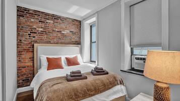 2 bedrooms, desk, iron/ironing board, WiFi