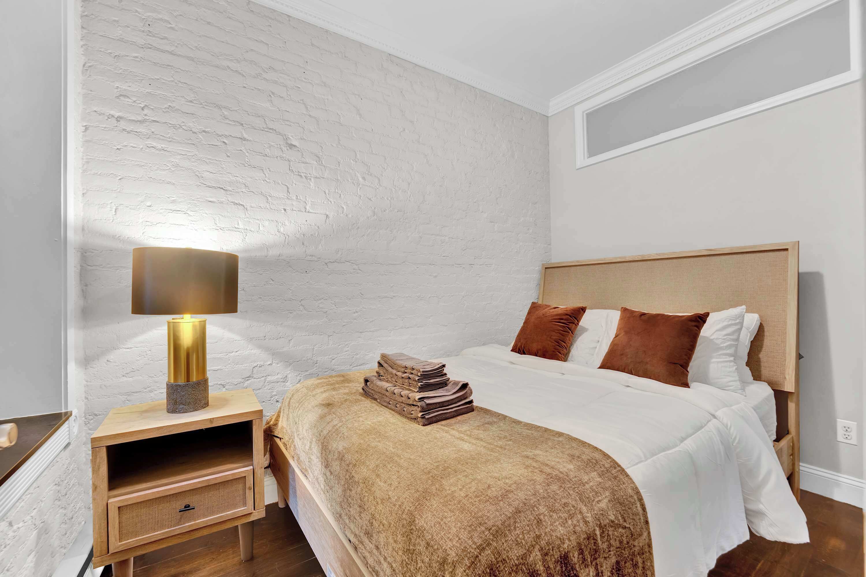 2 bedrooms, desk, iron/ironing board, WiFi