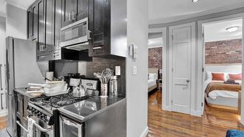 Réfrigérateur, four à micro-ondes, un four, surface de cuisson