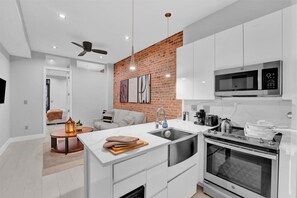 Frigorífico, microondas, horno y placa de cocina