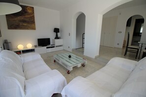 Living room - Villa in Empuriabrava Near Sandy Beach (Castello d'Empuries)