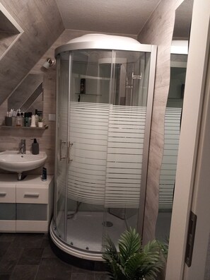 Dutxa, assecador de cabells i tovalloles 