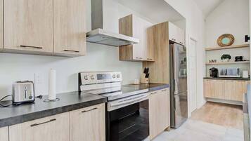 Kjøleskap, mikrobølgeovn, ovn og kokeplater