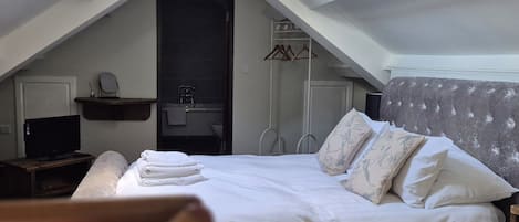 2 bedrooms, individually decorated, individually furnished, free WiFi