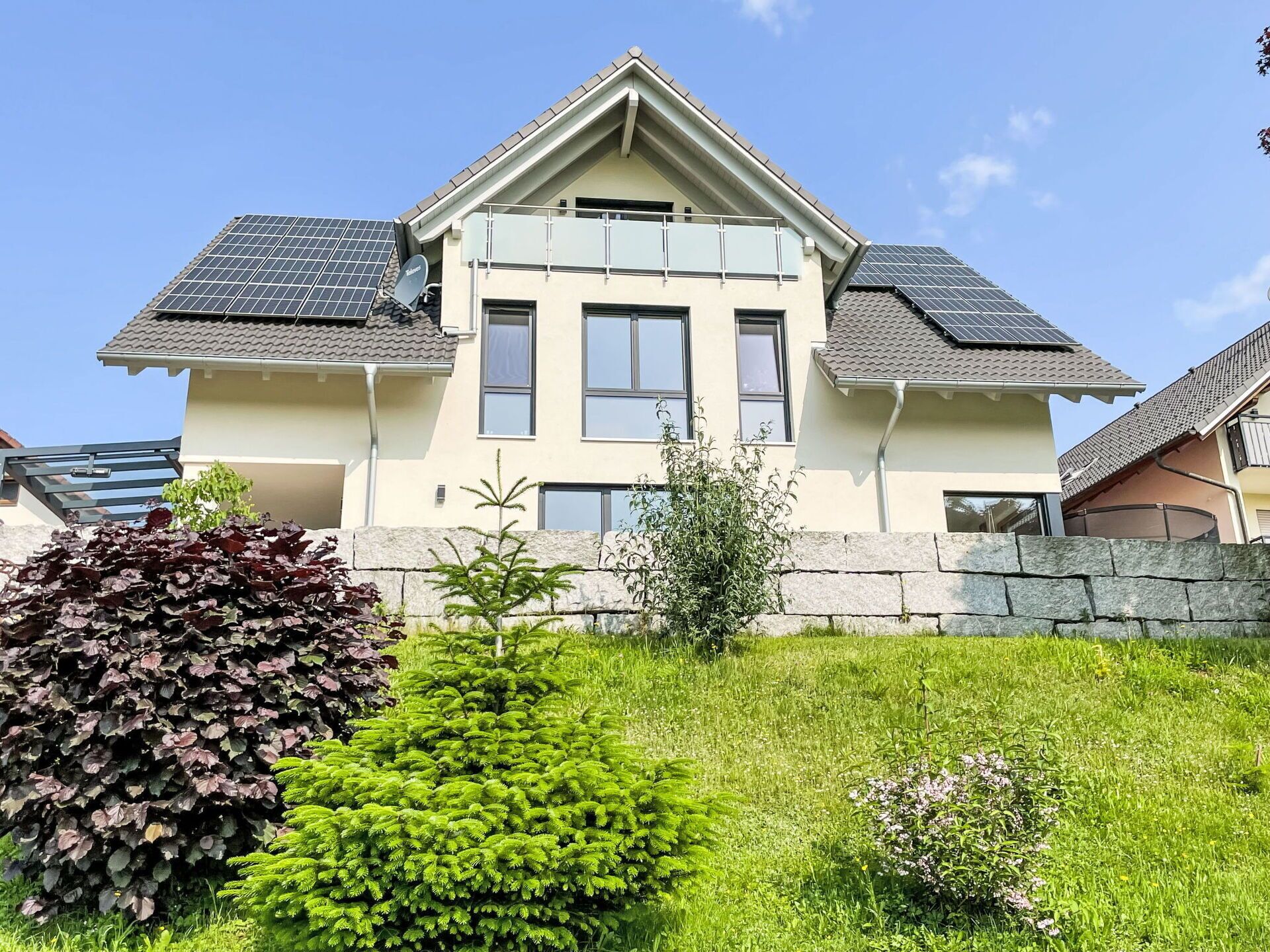 Gebäude, Fenster, Wohngebiet, Haus, Zuhause, Fassade, Die Architektur, Dach, Strauch, Estate