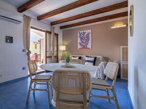 Interior - Nice apartment for 4 people with A/C, WIFI, pool, TV, terrace and pets allowed (Viddalba)